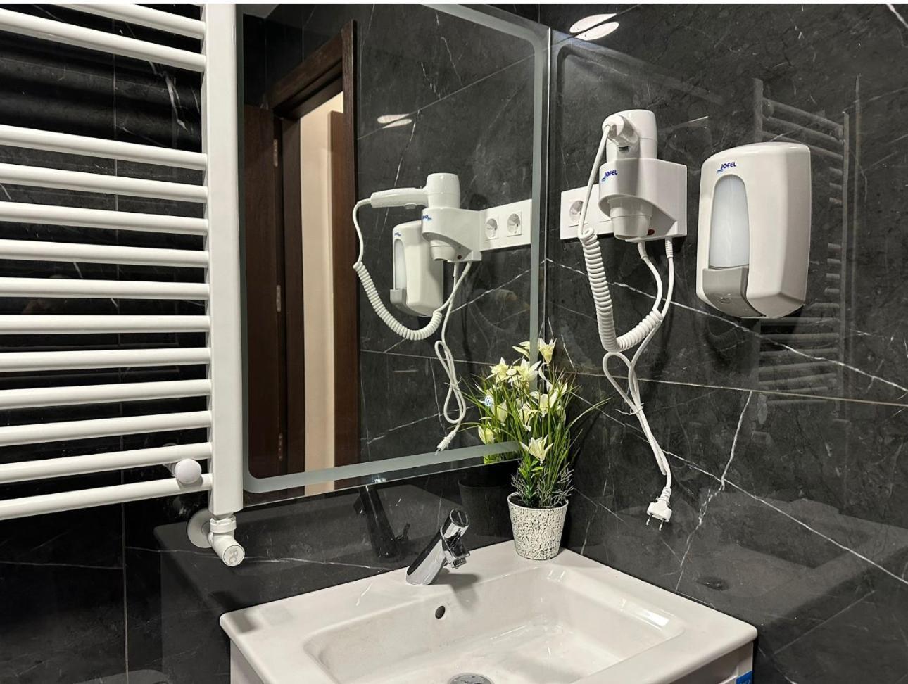 Hostal “ Infantas” Madrid Exteriör bild